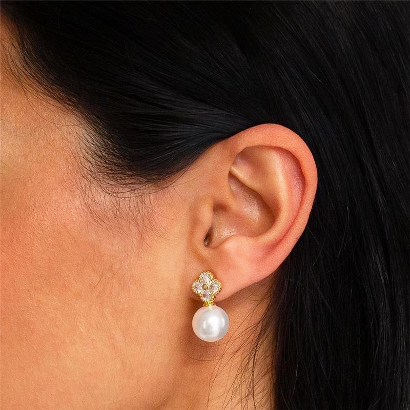 BRINCO FOLHEADO TREVO COM PÉROLA 