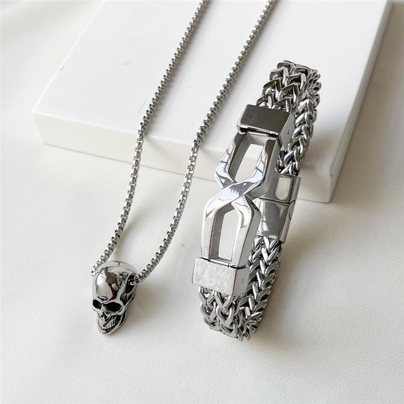 CONJUNTO DE PULSEIRA E GARGANTILHA EM AÇO COM CAVEIRA 