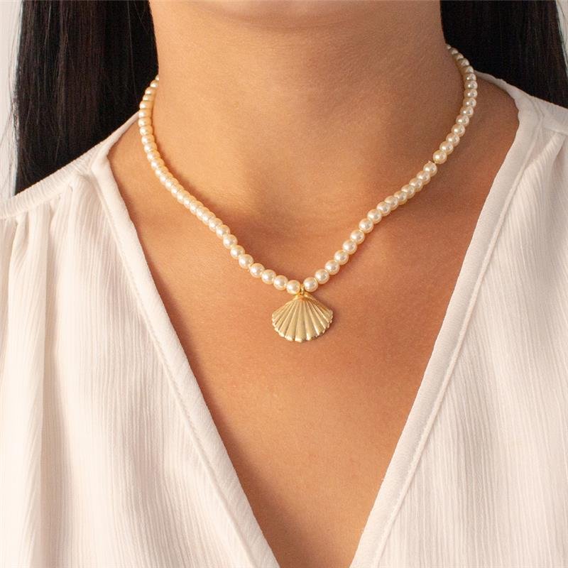 GARGANTILHA FOLHEADA PÉROLA COM PINGENTE CONCHA