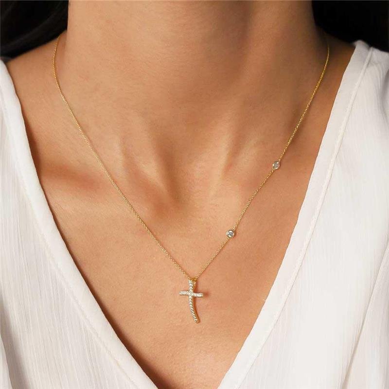 GARGANTILHA FOLHEADA CRUZ COM ZIRCÔNIA E PONTO DE LUZ