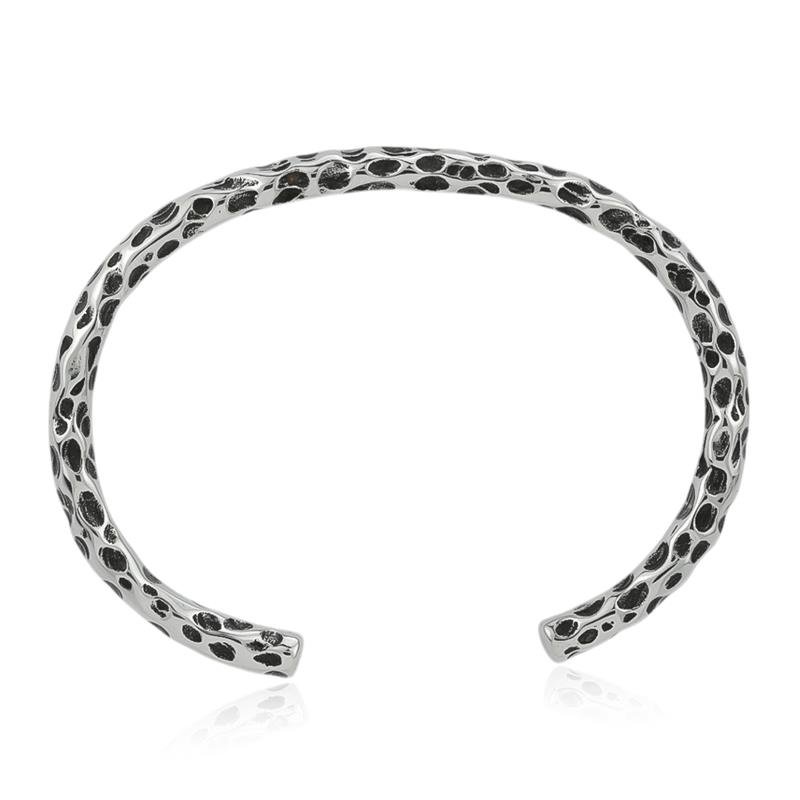 BRACELETE EM AÇO DETALHES