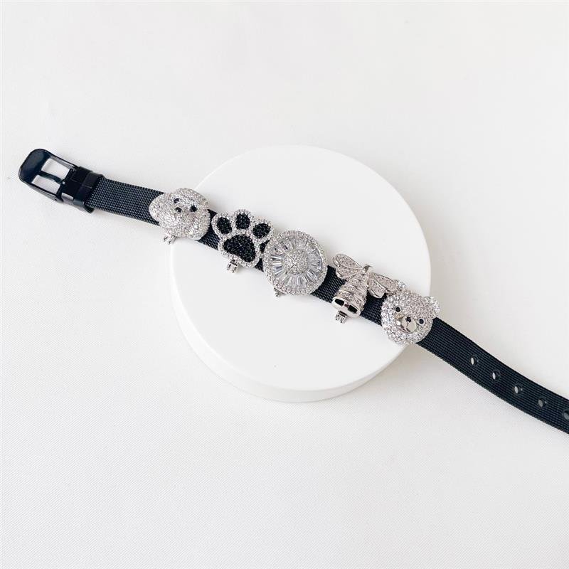 PULSEIRA ESTEIRA PRETA COM PINGENTES FOLHEADOS