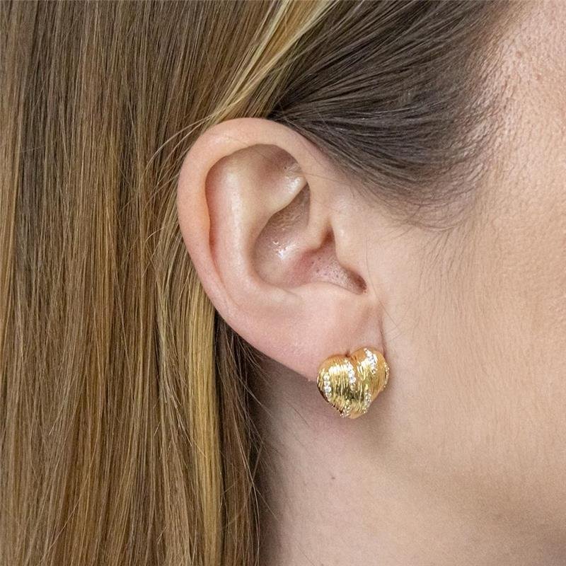 BRINCO FOLHEADO CORAÇÃO CRAVEJADO