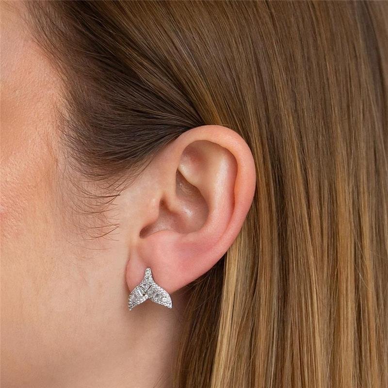 BRINCO FOLHEADO RÓDIO BRANCO CAUDA DE SEREIA