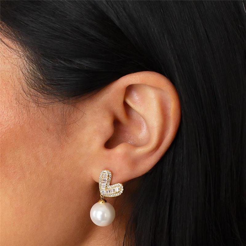 BRINCO FOLHEADO CORAÇÃO CRAVEJADO PÉROLA SHELL