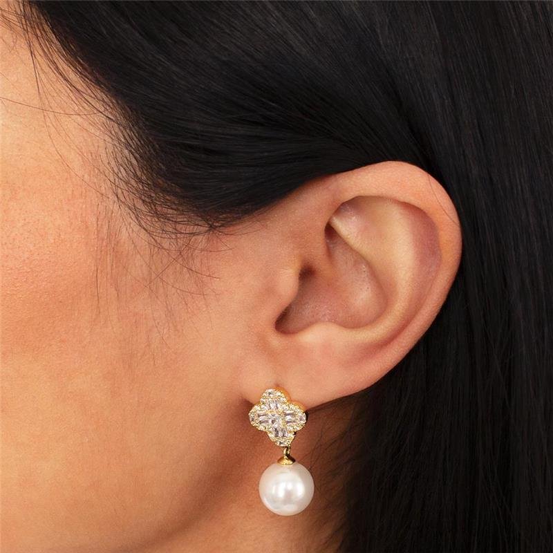 BRINCO FOLHEADO TREVO CRAVEJADO PÉROLA SHELL