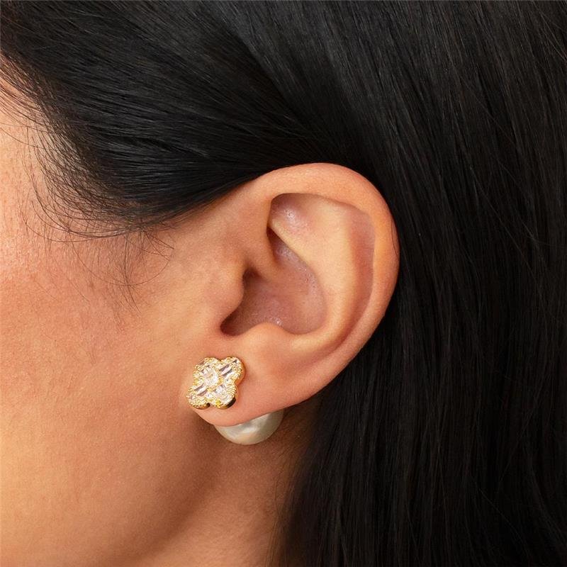 BRINCO FOLHEADO TREVO CRAVEJADO PÉROLA SHELL