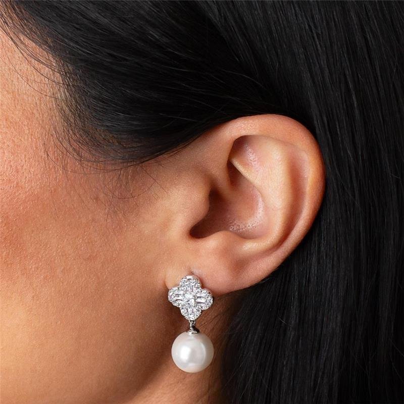 BRINCO FOLHEADO RÓDIO BRANCO TREVO CRAVEJADO PÉROLA SHELL