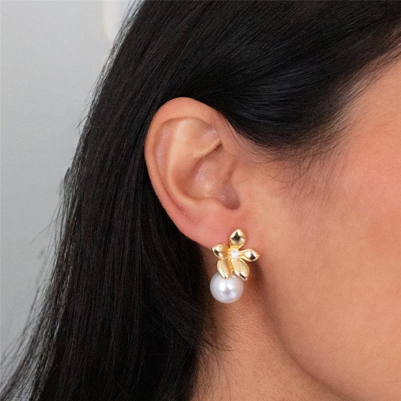 BRINCO FOLHEADO FLOR PÉROLA 