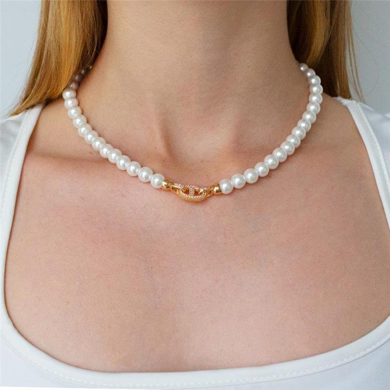 GARGANTILHA FOLHEADA DELICADA COM PÉROLAS FECHO CRAVEJADO ESTILO DUPLO C