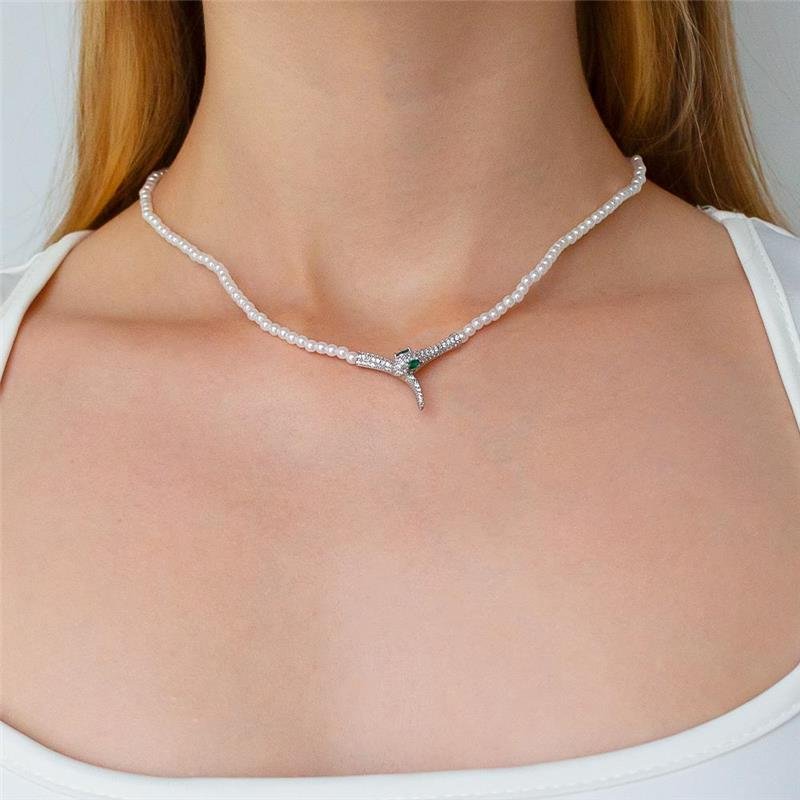 GARGANTILHA FOLHEADA PÉROLA COBRA CRAVEJADA RÓDIO BRANCO 