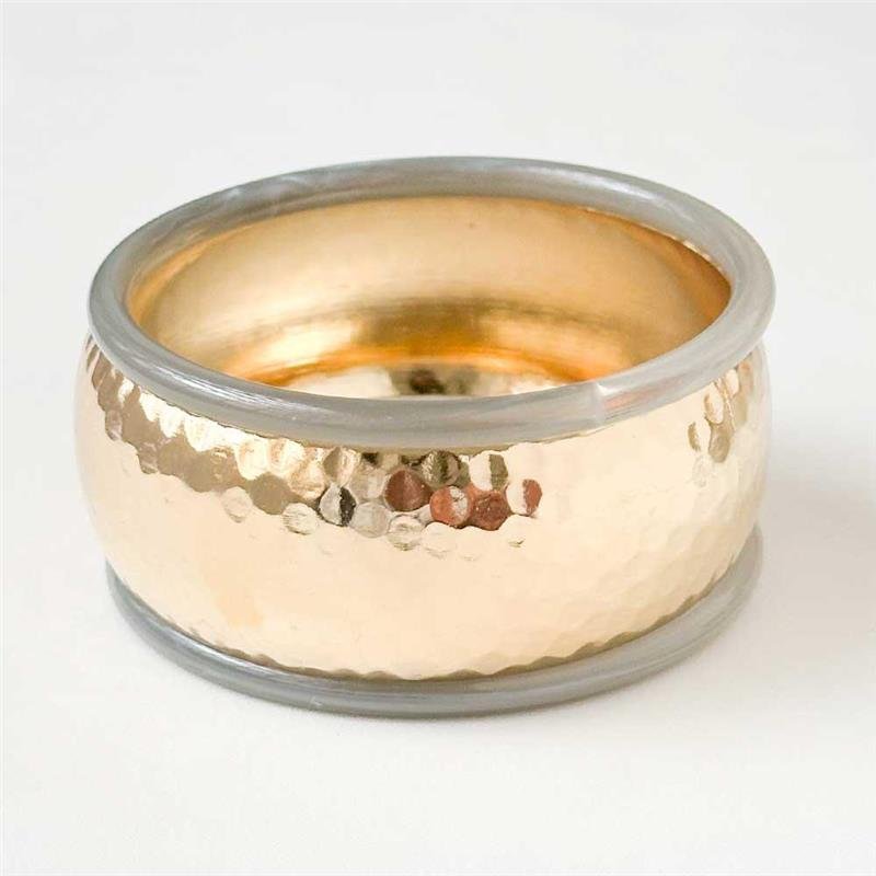 BRACELETE FOLHEADO MARTELADO COM ARO CINZA