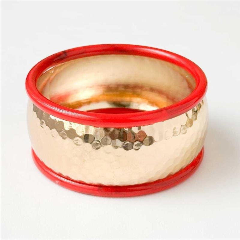 BRACELETE FOLHEADO MARTELADO COM ARO VERMELHO