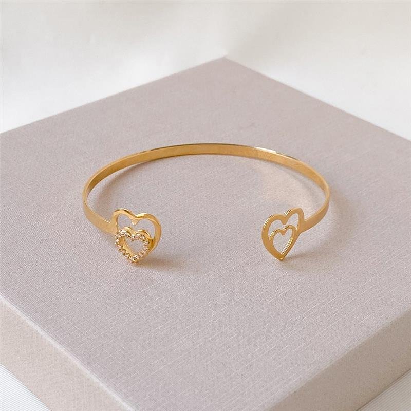 BRACELETE FOLHEADA CORAÇÃO COM DETALHES CRAVEJADOS 