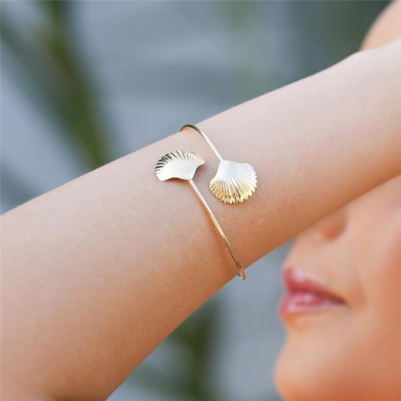 BRACELETE FOLHEADO CURVADO CONCHAS TEXTURIZADAS 